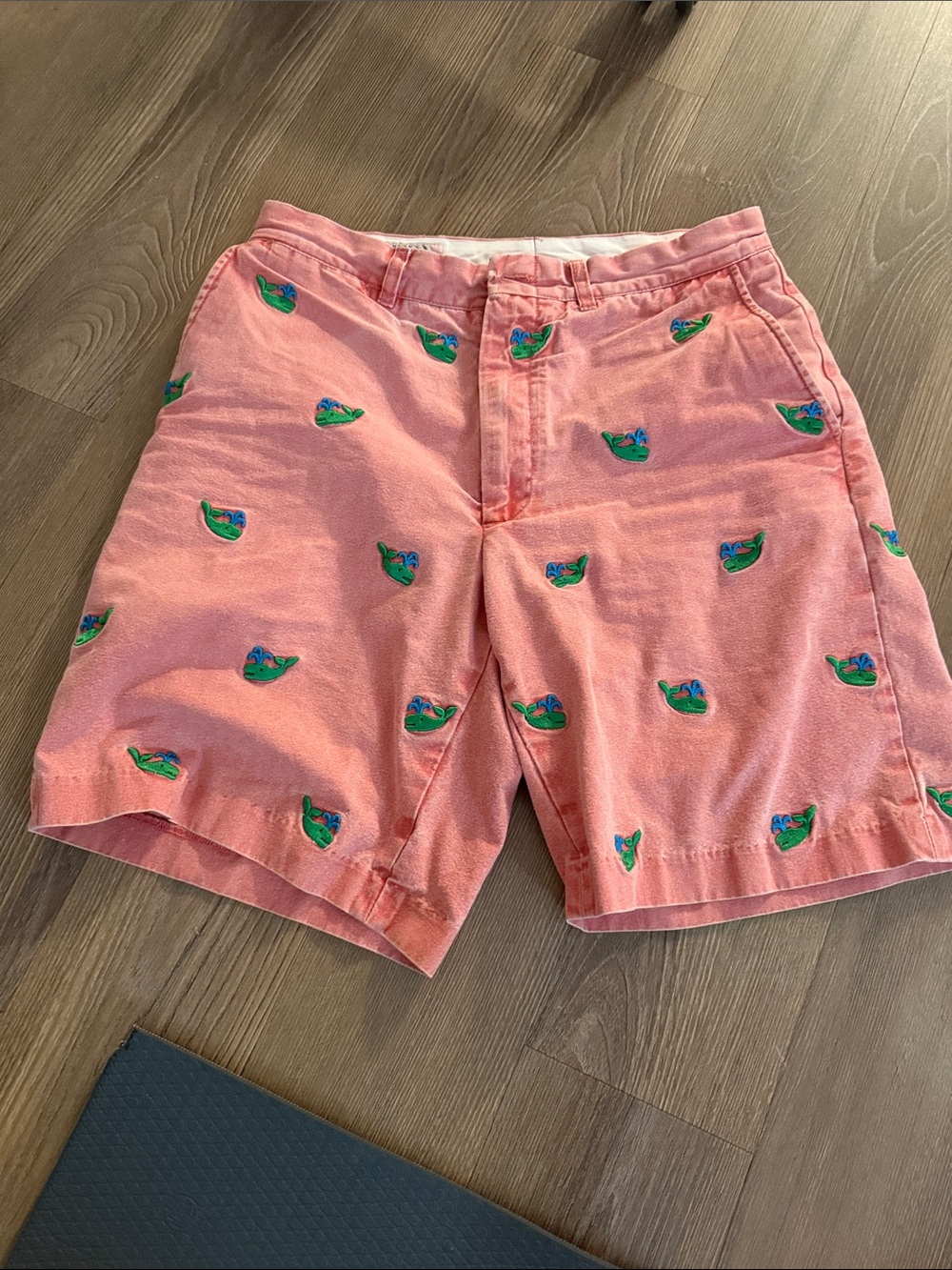 Murray's Toggery Shop Nantucket Reds Collection embroidered whale pink shorts 30